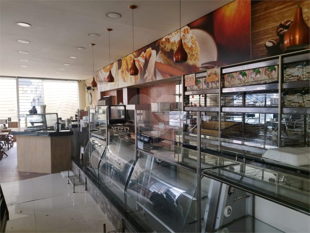 Prédio Comercial de Esquina: Visibilidade, Funcionalidade e Oportunidade Única para Negócios!