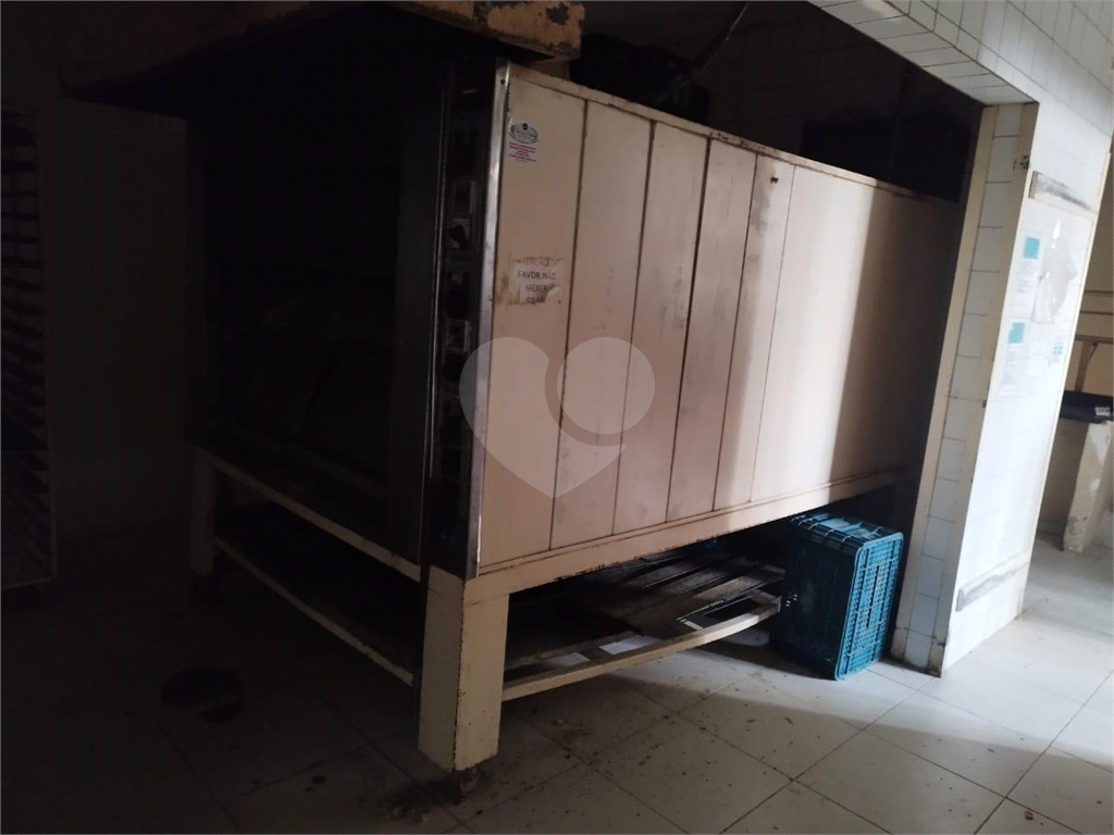 Prédio Comercial de Esquina: Visibilidade, Funcionalidade e Oportunidade Única para Negócios!