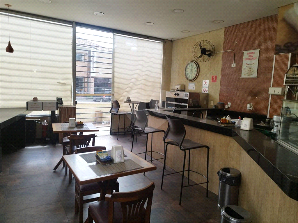 Prédio Comercial de Esquina: Visibilidade, Funcionalidade e Oportunidade Única para Negócios!