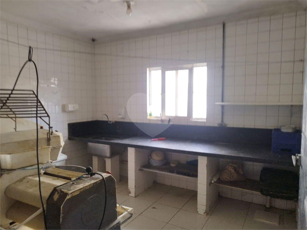 Prédio Comercial de Esquina: Visibilidade, Funcionalidade e Oportunidade Única para Negócios!