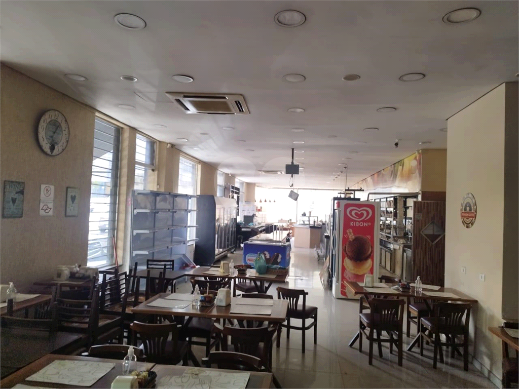 Prédio Comercial de Esquina: Visibilidade, Funcionalidade e Oportunidade Única para Negócios!
