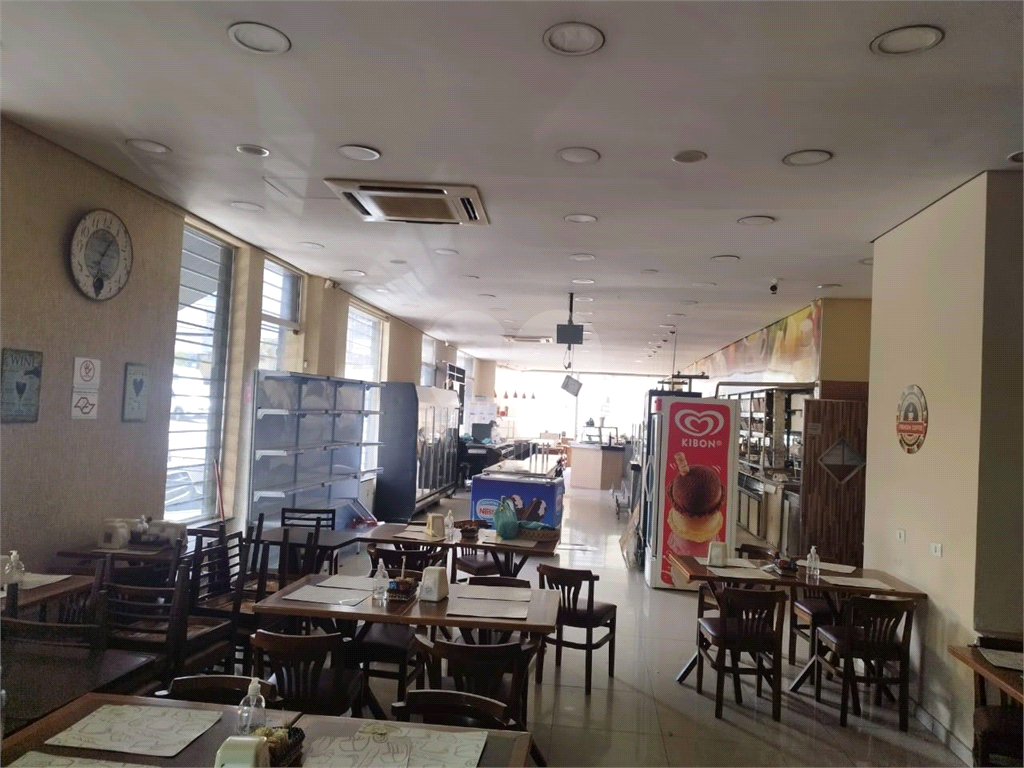 Prédio Comercial de Esquina: Visibilidade, Funcionalidade e Oportunidade Única para Negócios!