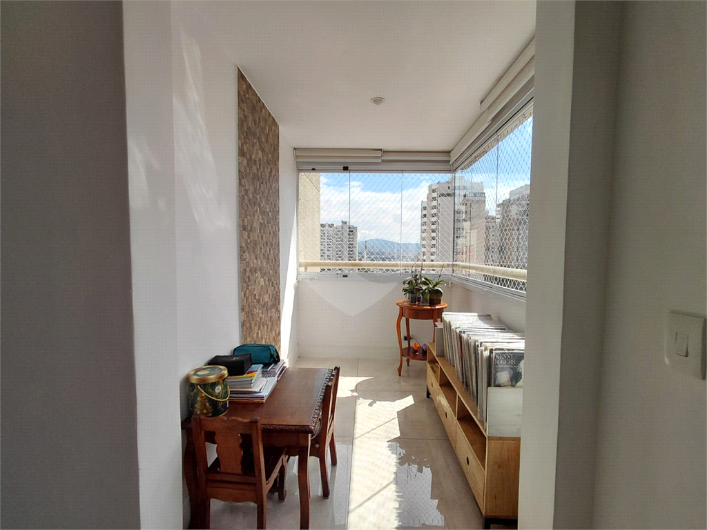 Imóvel com 96m² sala de 2 ambientes com varanda, 3 quartos, 2 vagas com lazer Vila Romana