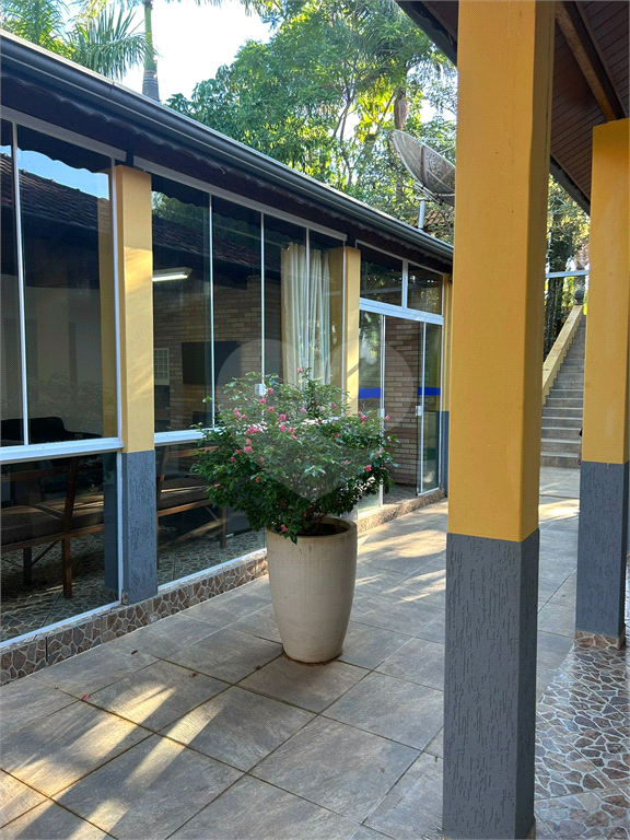 Chácara a Venda / 2.733 m2 / 6 suítes / 8 vagas em Barão de Ibitinga