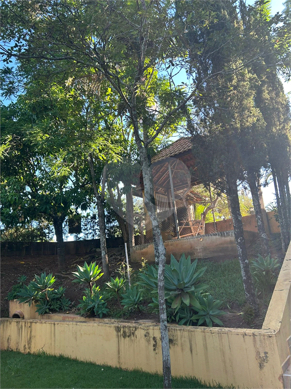 Chácara a Venda / 2.733 m2 / 6 suítes / 8 vagas em Barão de Ibitinga