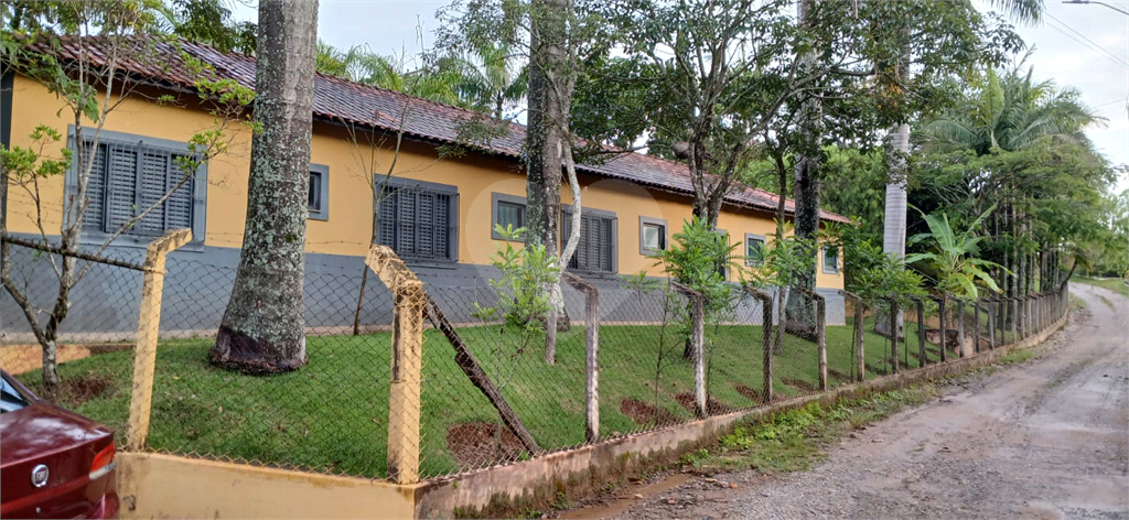 Chácara a Venda / 2.733 m2 / 6 suítes / 8 vagas em Barão de Ibitinga
