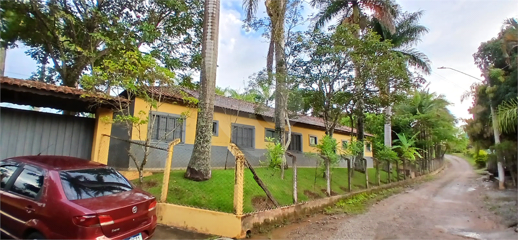 Chácara a Venda / 2.733 m2 / 6 suítes / 8 vagas em Barão de Ibitinga