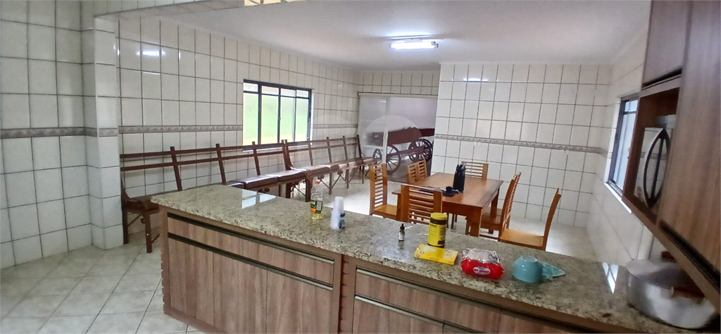 Chácara a Venda / 2.733 m2 / 6 suítes / 8 vagas em Barão de Ibitinga