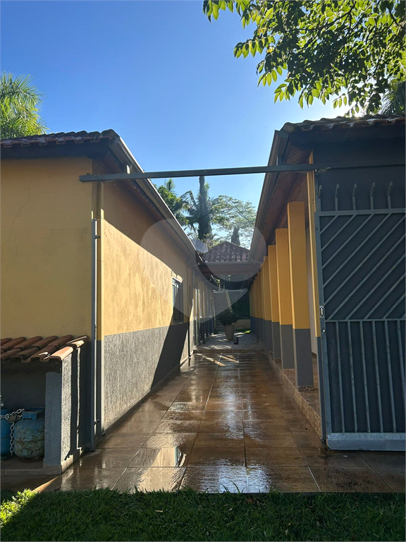 Chácara a Venda / 2.733 m2 / 6 suítes / 8 vagas em Barão de Ibitinga