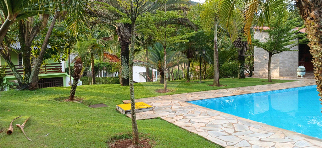 Chácara a Venda / 2.733 m2 / 6 suítes / 8 vagas em Barão de Ibitinga