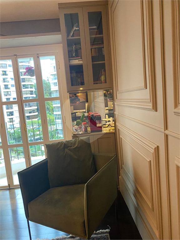 Apartamento com 2 suítes e 2 vagas no Real Parque