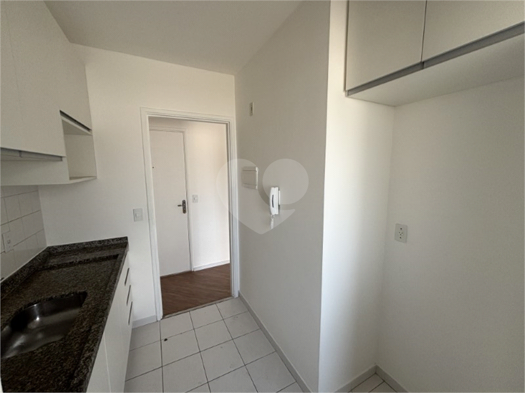 Apartamento 2 quartos, sala para 2 ambientes com sacada e uma vaga de garagem