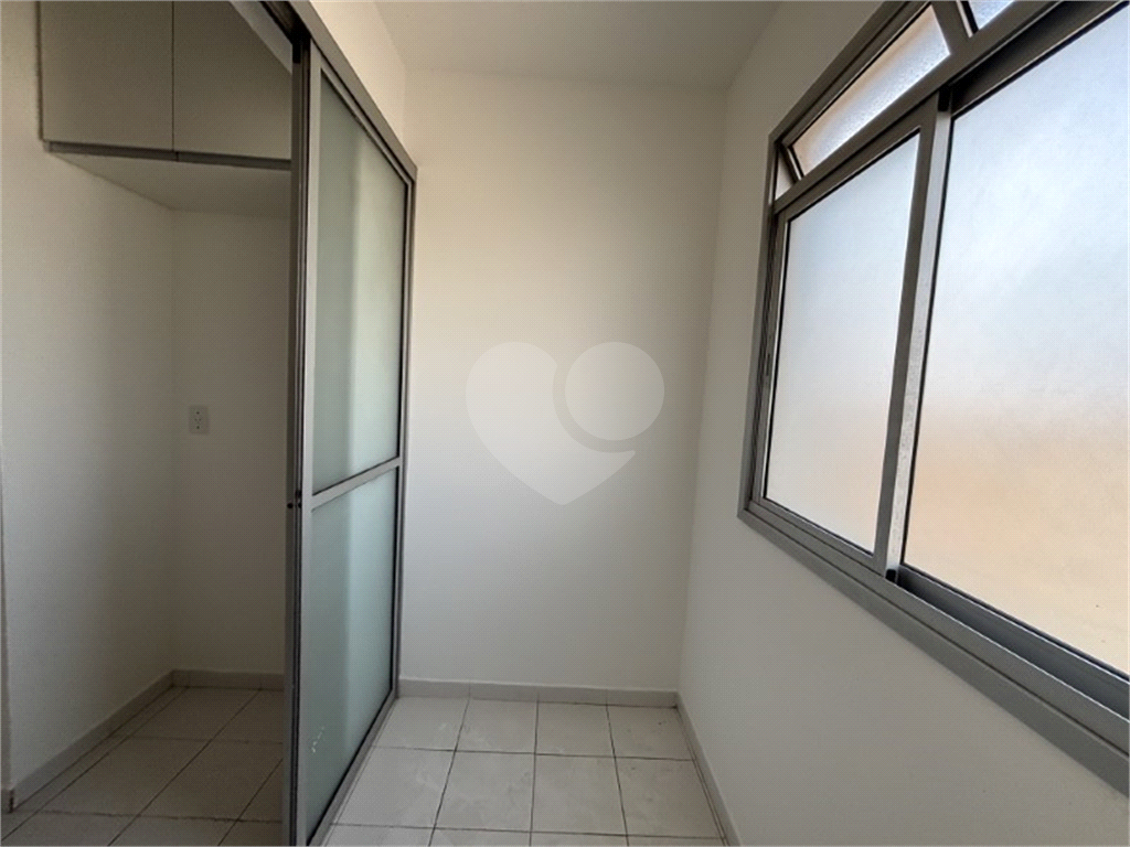 Apartamento 2 quartos, sala para 2 ambientes com sacada e uma vaga de garagem