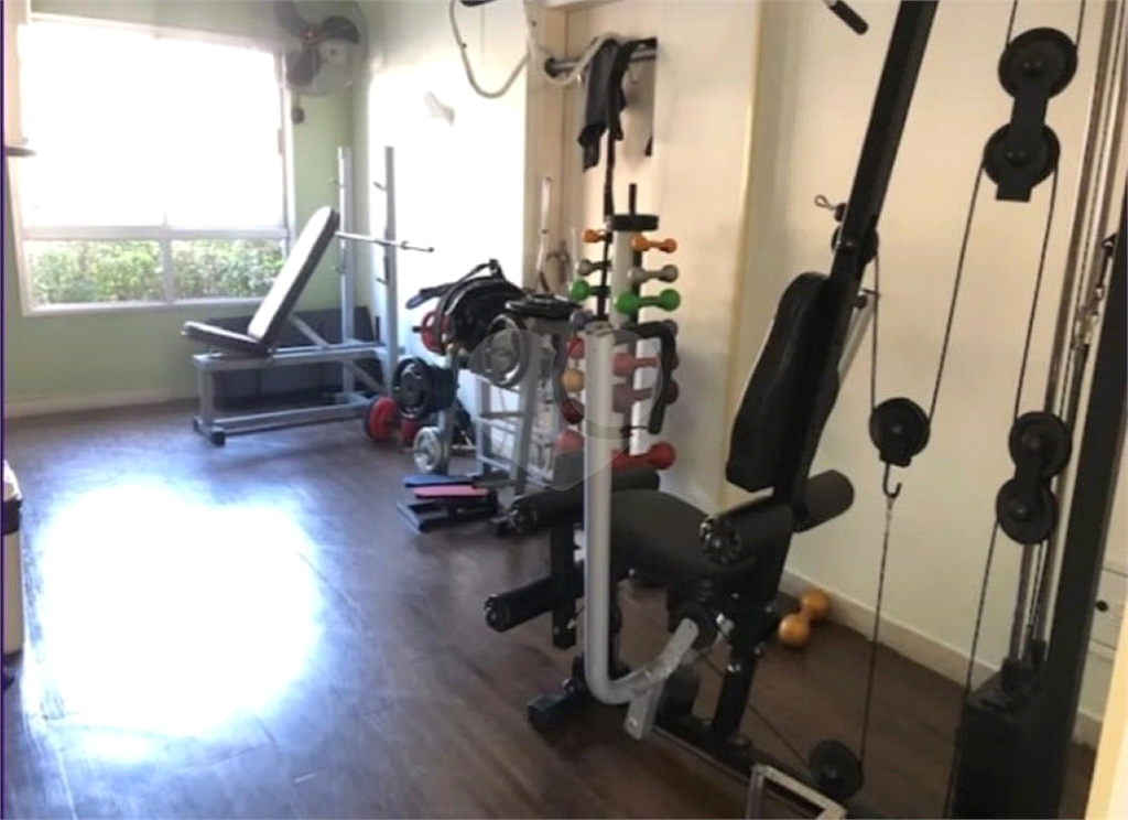 Apartamento 2 quartos, sala para 2 ambientes com sacada e uma vaga de garagem