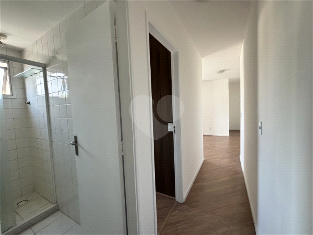 Apartamento 2 quartos, sala para 2 ambientes com sacada e uma vaga de garagem