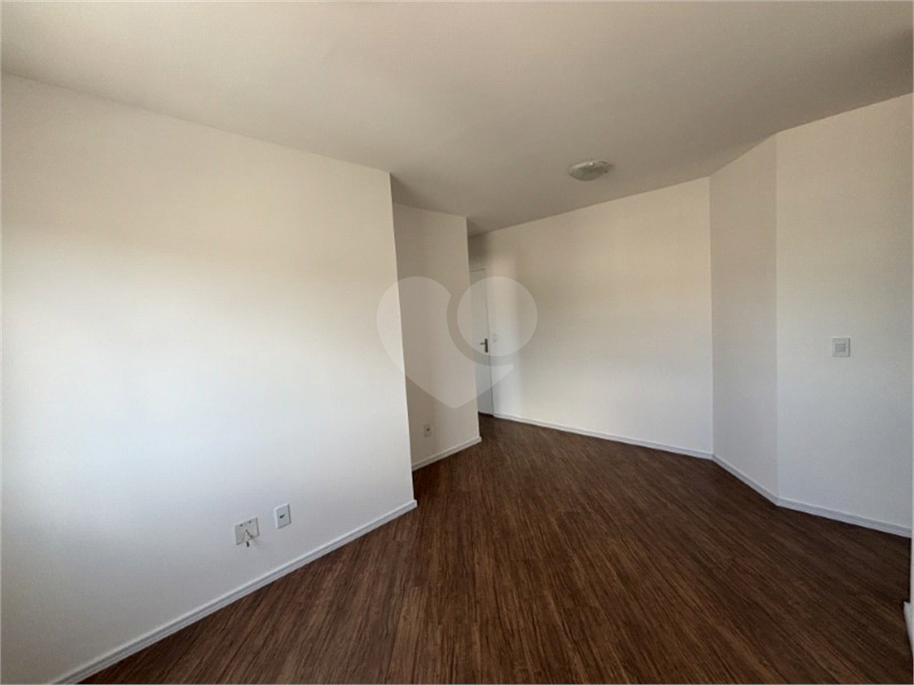 Apartamento 2 quartos, sala para 2 ambientes com sacada e uma vaga de garagem