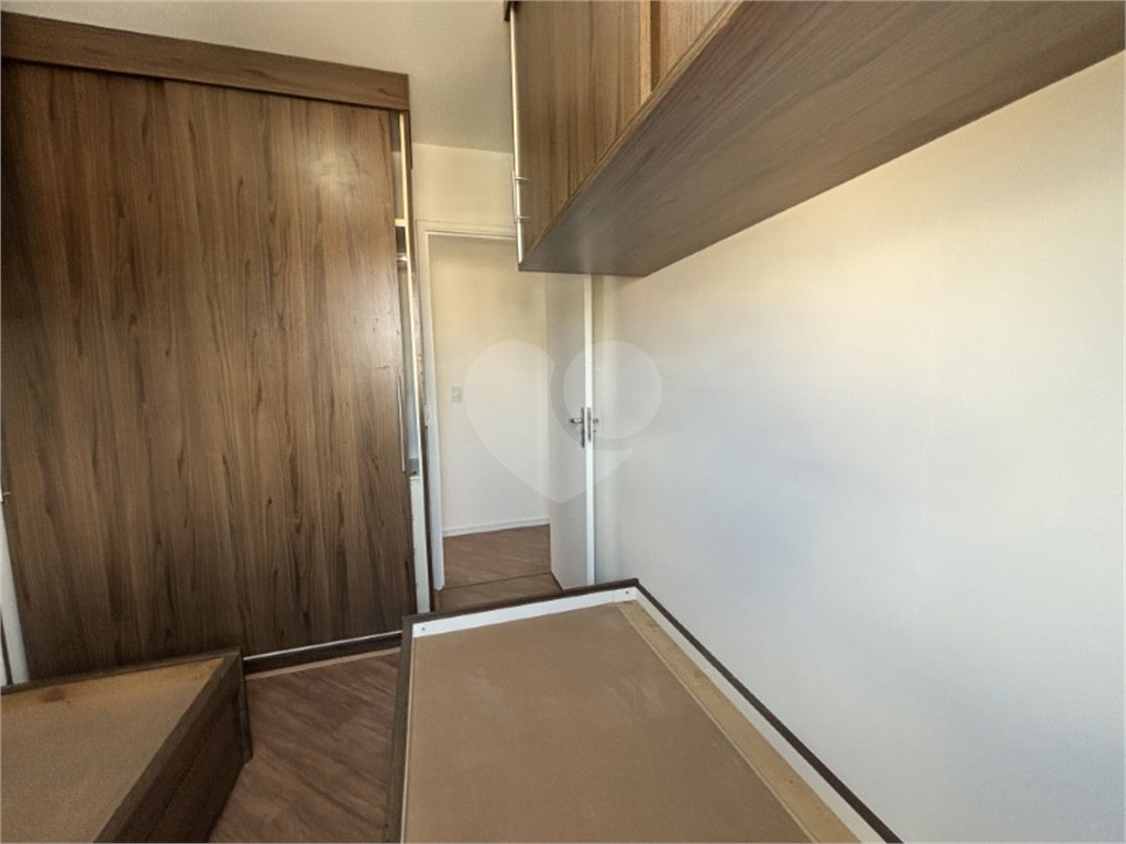 Apartamento 2 quartos, sala para 2 ambientes com sacada e uma vaga de garagem