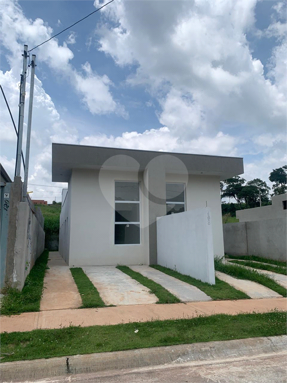 VENDE CASA DE 2 QUARTOS COM SUÍTE NO RESIDENCIAL FLORADA RAÍZES