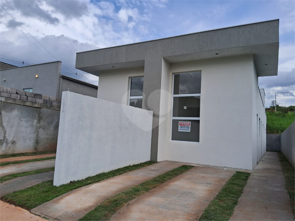 VENDE CASA DE 2 QUARTOS COM SUÍTE NO RESIDENCIAL FLORADA RAÍZES