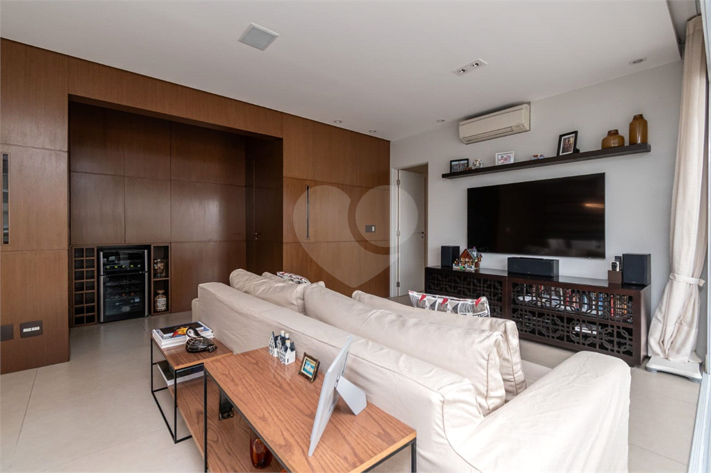 Apartamento com 3 suítes mobiliado na Vila Romana