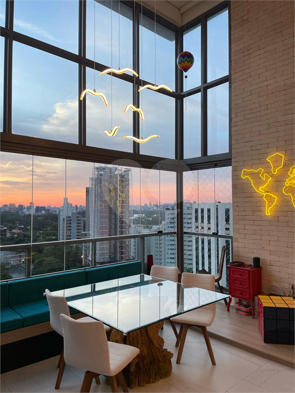 Apartamento em prédio novo com 2 suítes, sala com pé direito duplo e  vista para Parque Ibirapuera