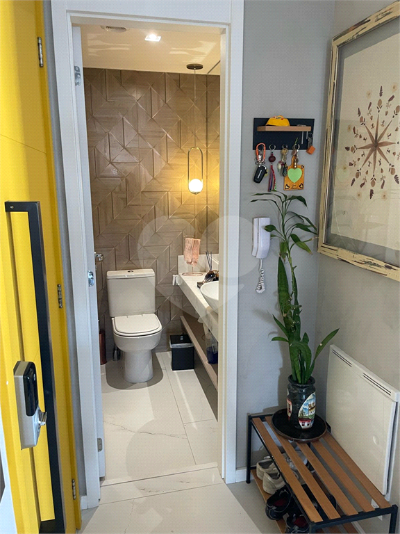 Apartamento em prédio novo com 2 suítes, sala com pé direito duplo e  vista para Parque Ibirapuera