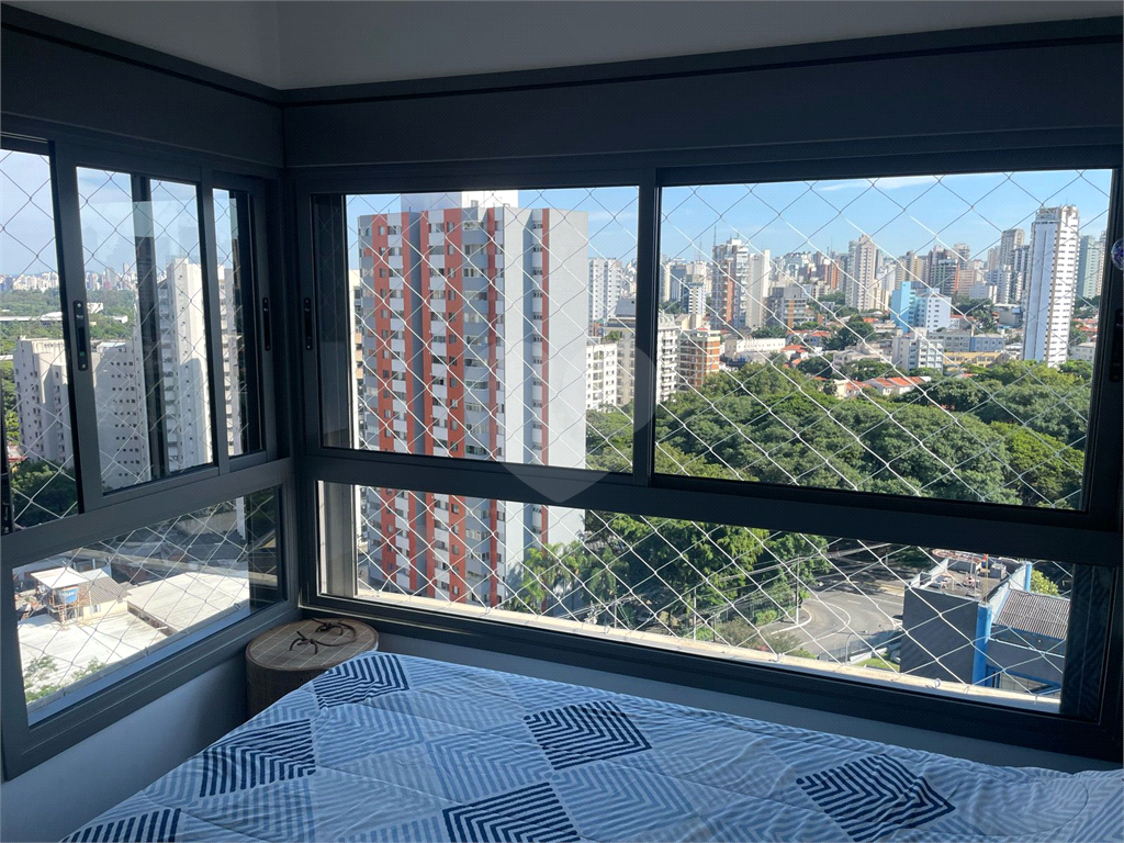 Apartamento em prédio novo com 2 suítes, sala com pé direito duplo e  vista para Parque Ibirapuera