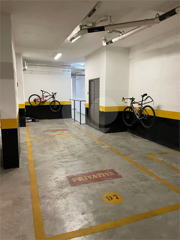 Apartamento em prédio novo com 2 suítes, sala com pé direito duplo e  vista para Parque Ibirapuera