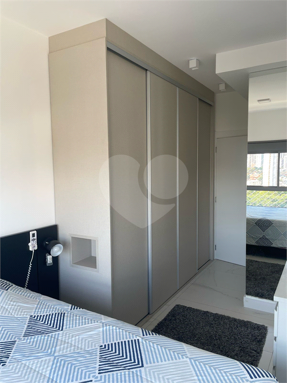 Apartamento em prédio novo com 2 suítes, sala com pé direito duplo e  vista para Parque Ibirapuera