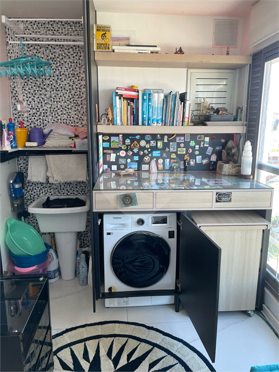 Apartamento em prédio novo com 2 suítes, sala com pé direito duplo e  vista para Parque Ibirapuera