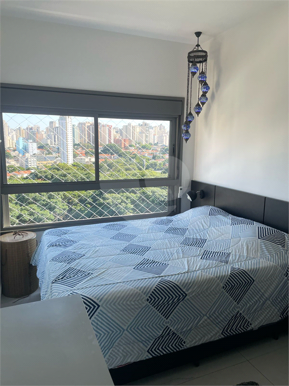 Apartamento em prédio novo com 2 suítes, sala com pé direito duplo e  vista para Parque Ibirapuera