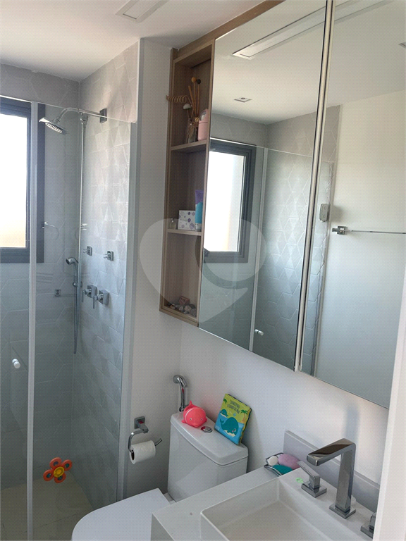 Apartamento em prédio novo com 2 suítes, sala com pé direito duplo e  vista para Parque Ibirapuera