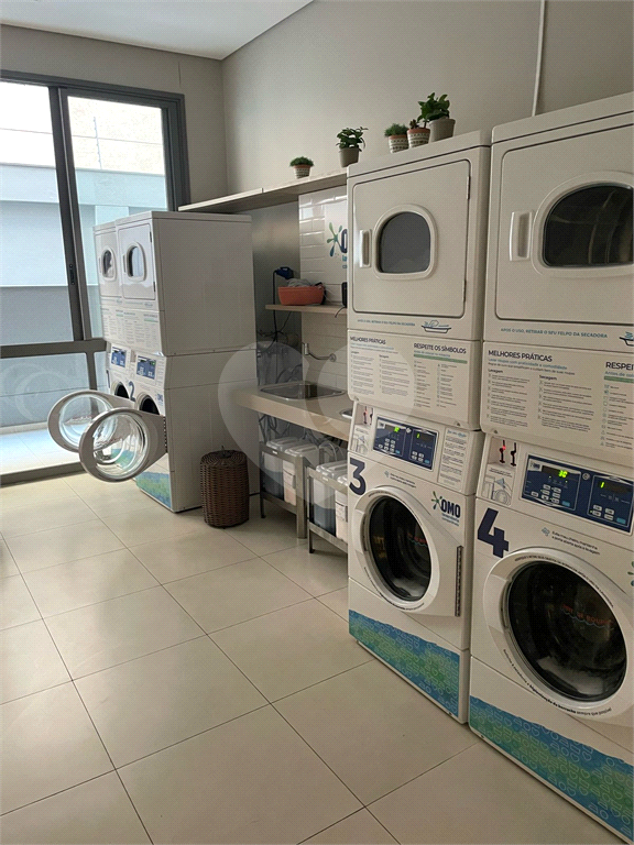 Apartamento em prédio novo com 2 suítes, sala com pé direito duplo e  vista para Parque Ibirapuera