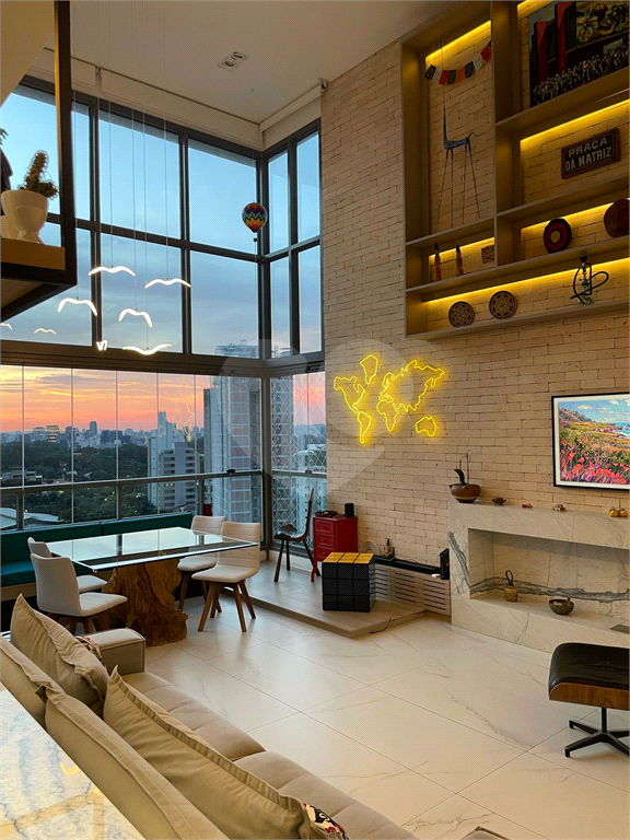 Apartamento em prédio novo com 2 suítes, sala com pé direito duplo e  vista para Parque Ibirapuera