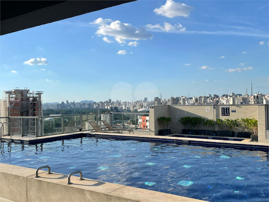 Apartamento em prédio novo com 2 suítes, sala com pé direito duplo e  vista para Parque Ibirapuera