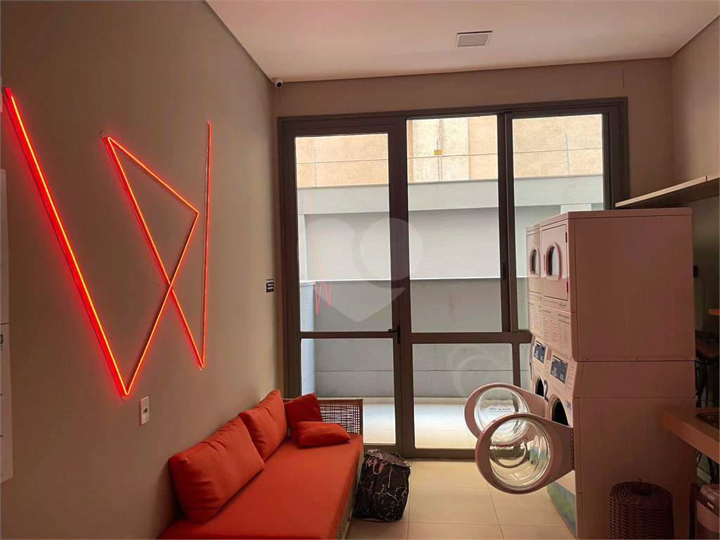 Apartamento em prédio novo com 2 suítes, sala com pé direito duplo e  vista para Parque Ibirapuera