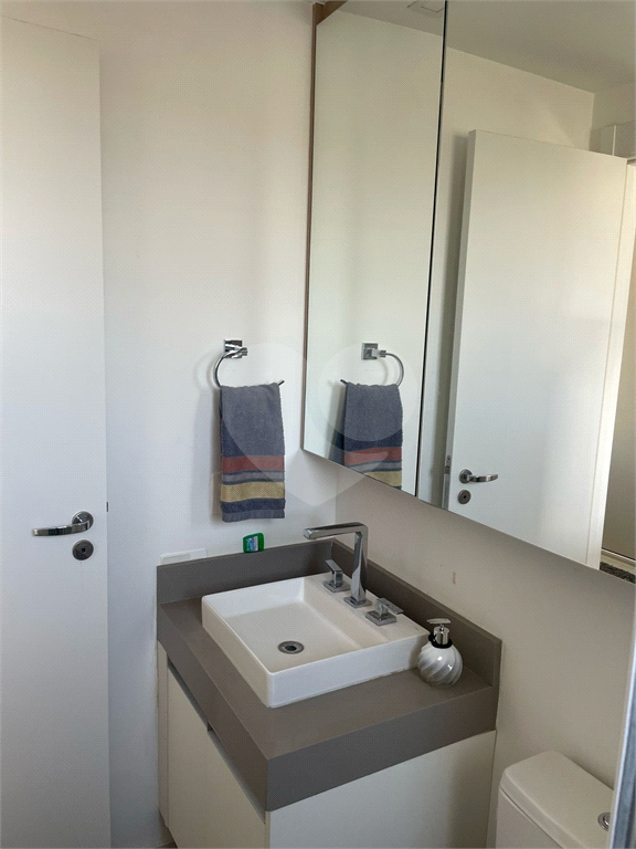 Apartamento em prédio novo com 2 suítes, sala com pé direito duplo e  vista para Parque Ibirapuera