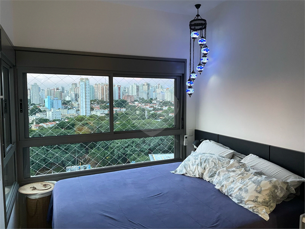Apartamento em prédio novo com 2 suítes, sala com pé direito duplo e  vista para Parque Ibirapuera