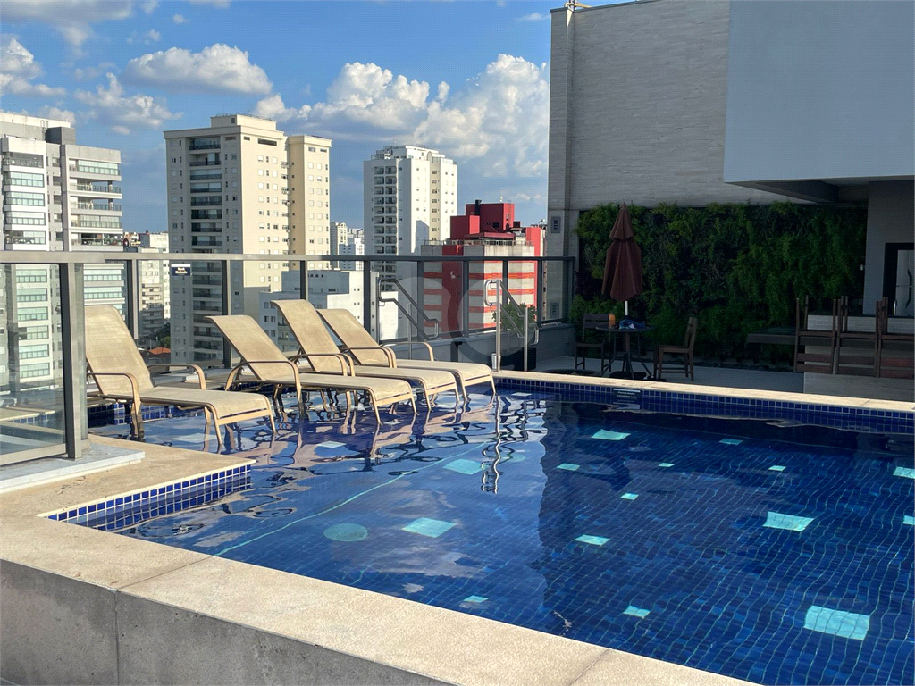 Apartamento em prédio novo com 2 suítes, sala com pé direito duplo e  vista para Parque Ibirapuera