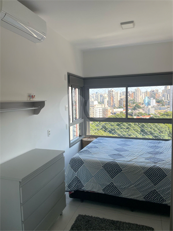 Apartamento em prédio novo com 2 suítes, sala com pé direito duplo e  vista para Parque Ibirapuera