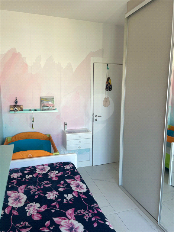 Apartamento em prédio novo com 2 suítes, sala com pé direito duplo e  vista para Parque Ibirapuera