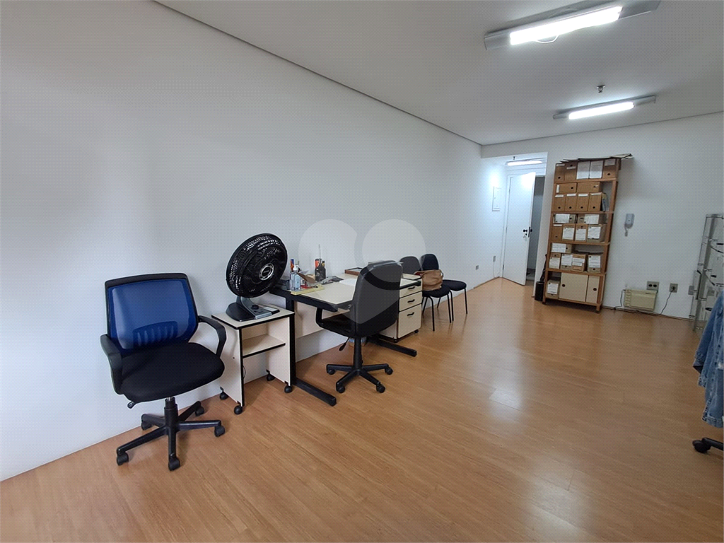 Sala comercial 30m² 1 banheiro, copa e 1 vaga de garagem Pompéia