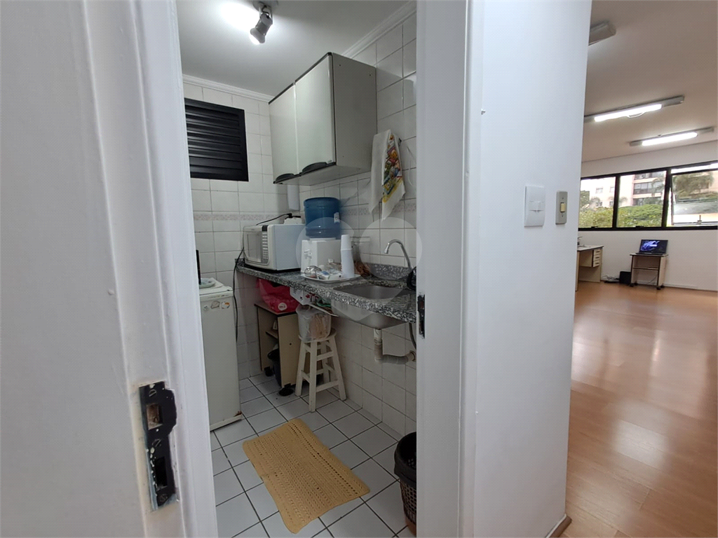 Sala comercial 30m² 1 banheiro, copa e 1 vaga de garagem Pompéia
