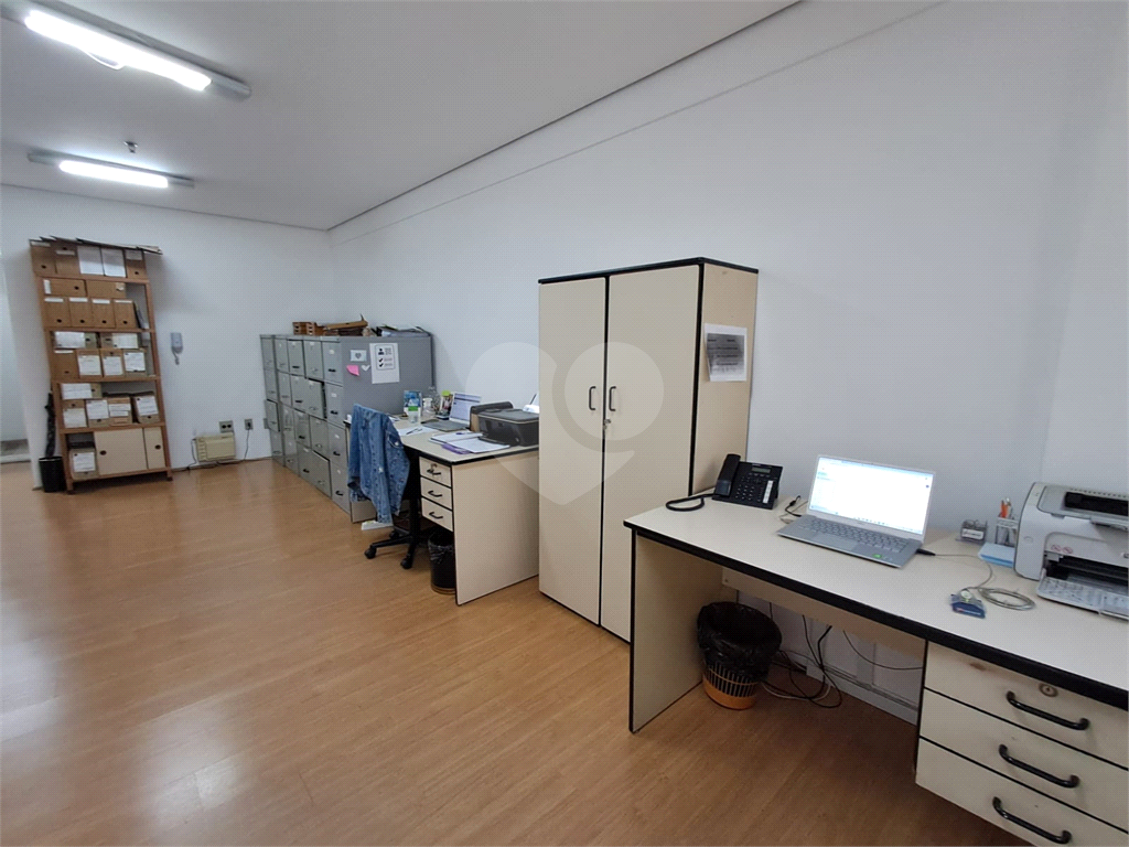 Sala comercial 30m² 1 banheiro, copa e 1 vaga de garagem Pompéia