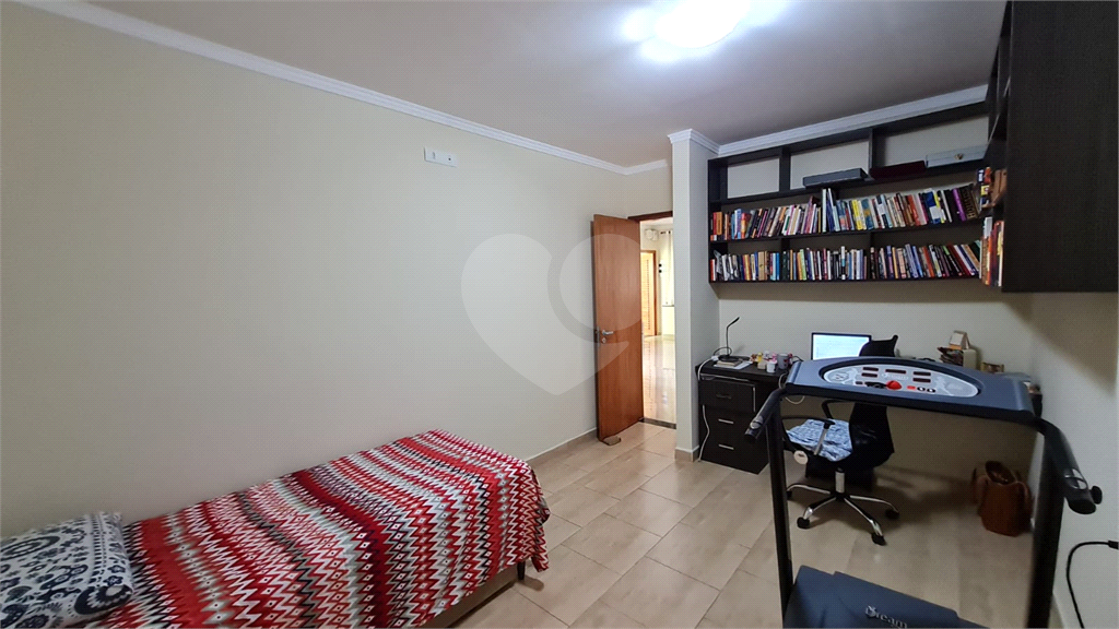 SOBRADO À VENDA | 180 M² | 3 SUÍTES | 2 VAGAS | CHURRASQUEIRA E PORÃO