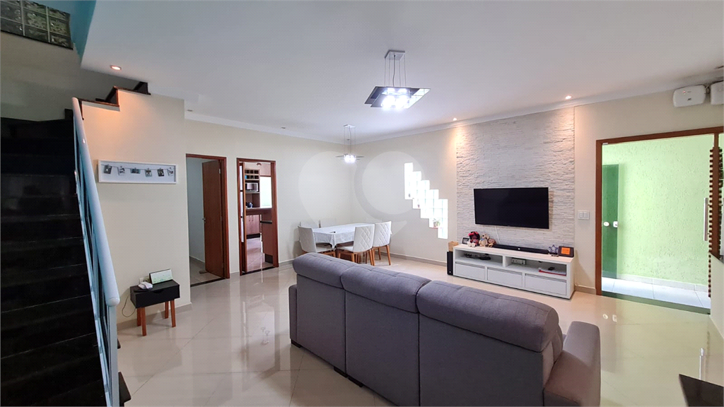 SOBRADO À VENDA | 180 M² | 3 SUÍTES | 2 VAGAS | CHURRASQUEIRA E PORÃO