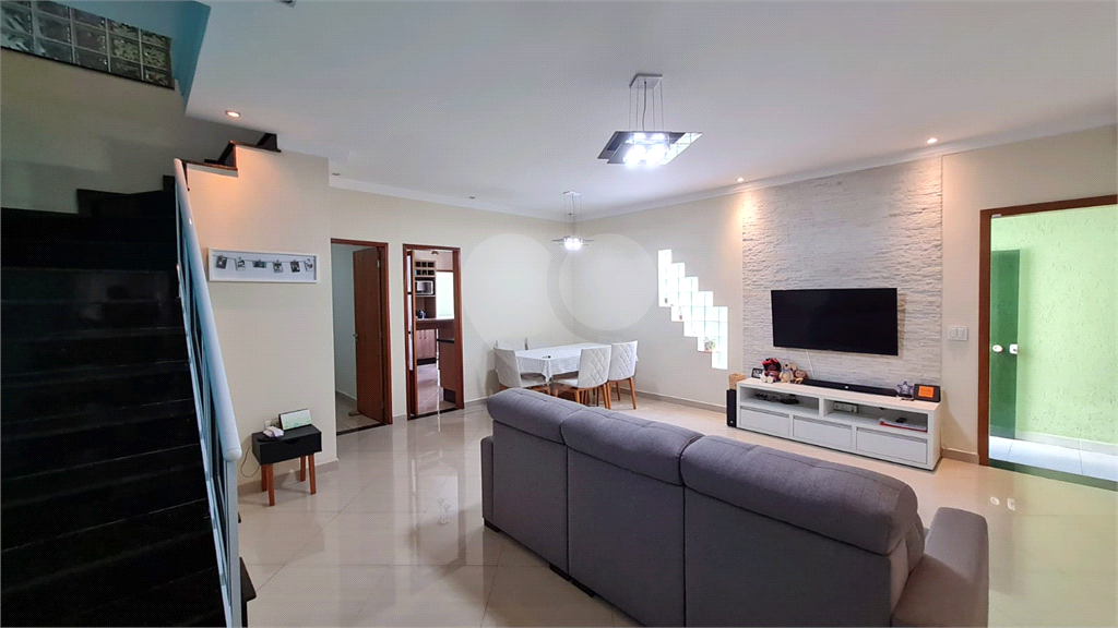 SOBRADO À VENDA | 180 M² | 3 SUÍTES | 2 VAGAS | CHURRASQUEIRA E PORÃO