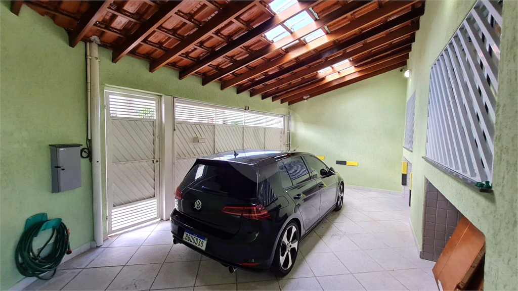 SOBRADO À VENDA | 180 M² | 3 SUÍTES | 2 VAGAS | CHURRASQUEIRA E PORÃO