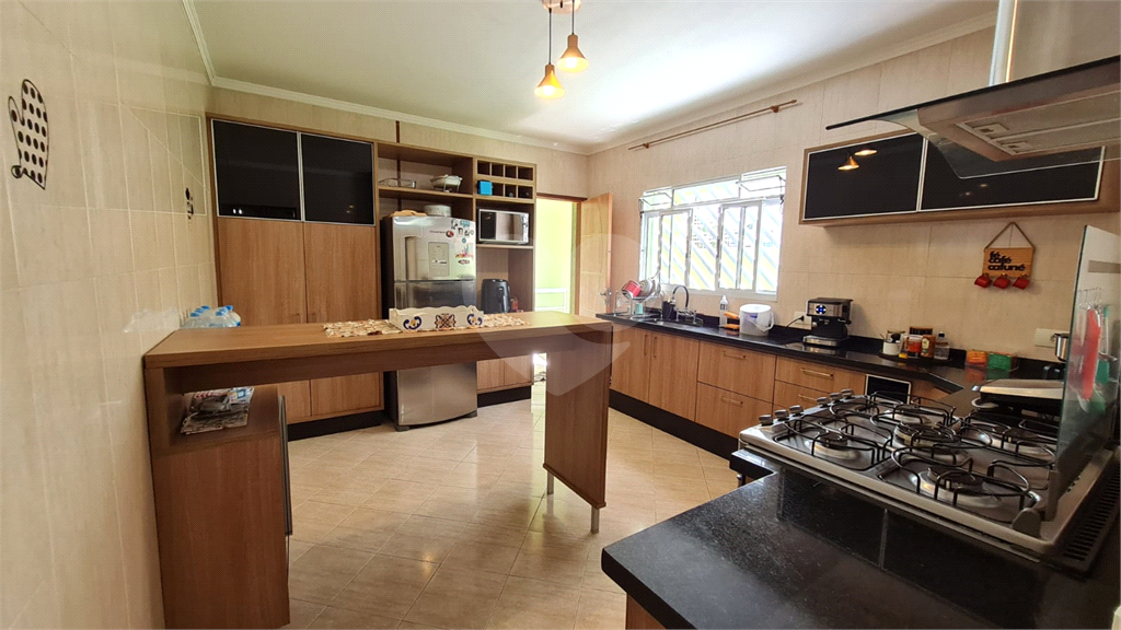 SOBRADO À VENDA | 180 M² | 3 SUÍTES | 2 VAGAS | CHURRASQUEIRA E PORÃO
