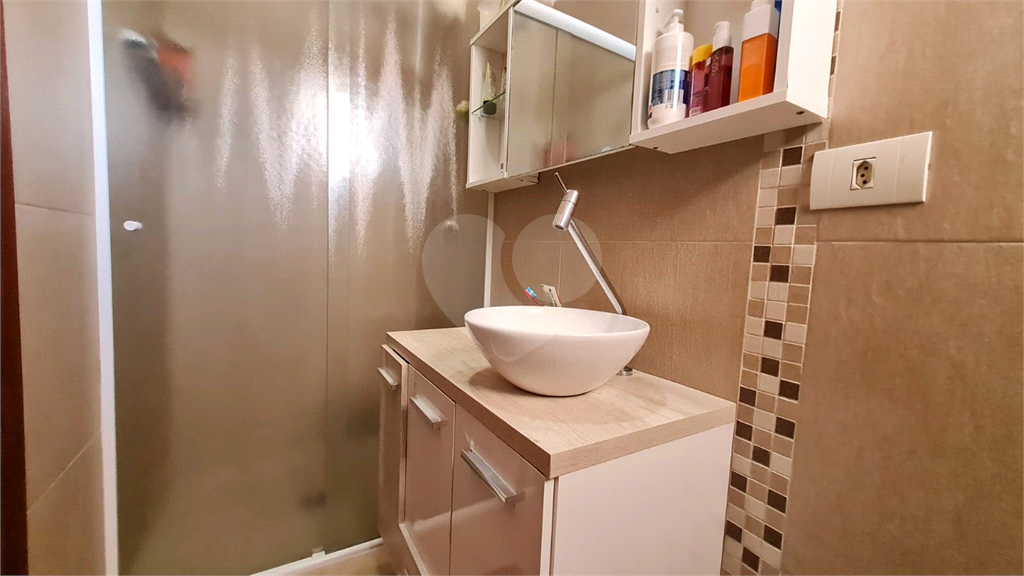 SOBRADO À VENDA | 180 M² | 3 SUÍTES | 2 VAGAS | CHURRASQUEIRA E PORÃO